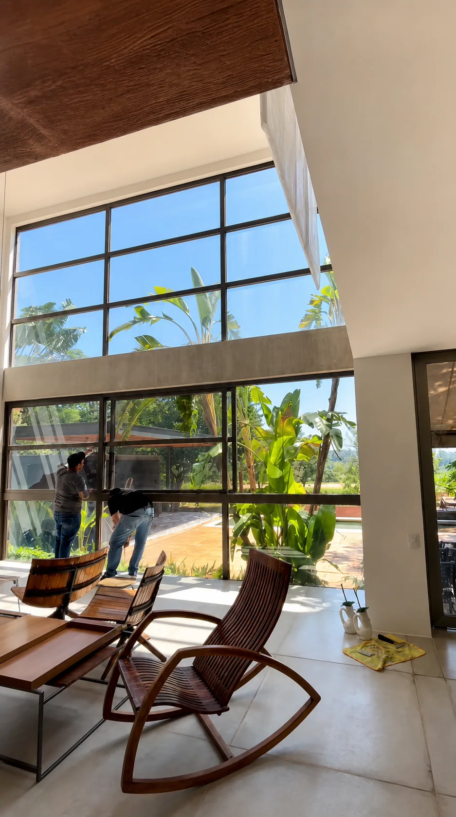 Aplicação de película nanocerâmica transparente em grandes vidros residenciais