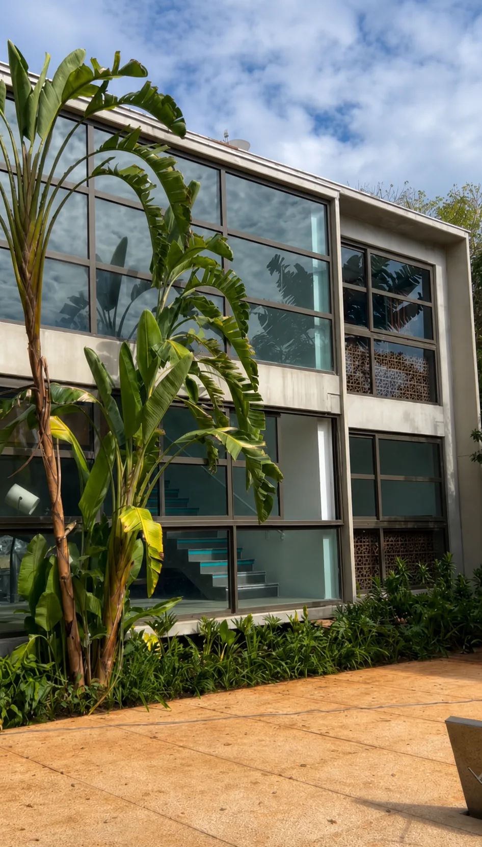 Fachada residencial após aplicação de nanocerâmica transparente para controle de calor