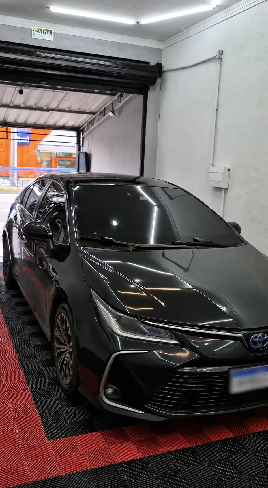 Veículo com película automotiva escura finalizada na oficina da MH Películas
