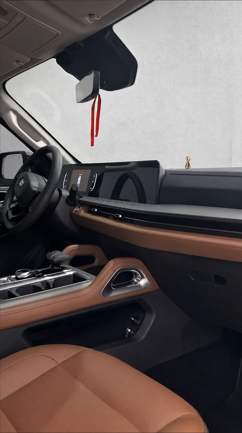 Interior de veículo mostrando a visibilidade de dentro para fora através da película automotiva escura