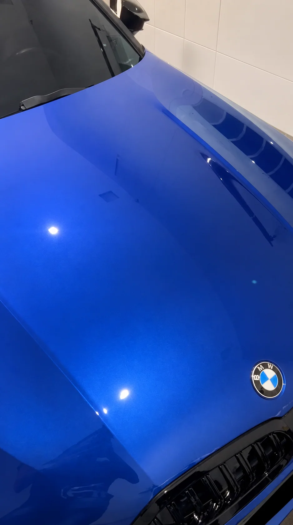 Capô de BMW azul protegido com PPF de acabamento praticamente invisível
